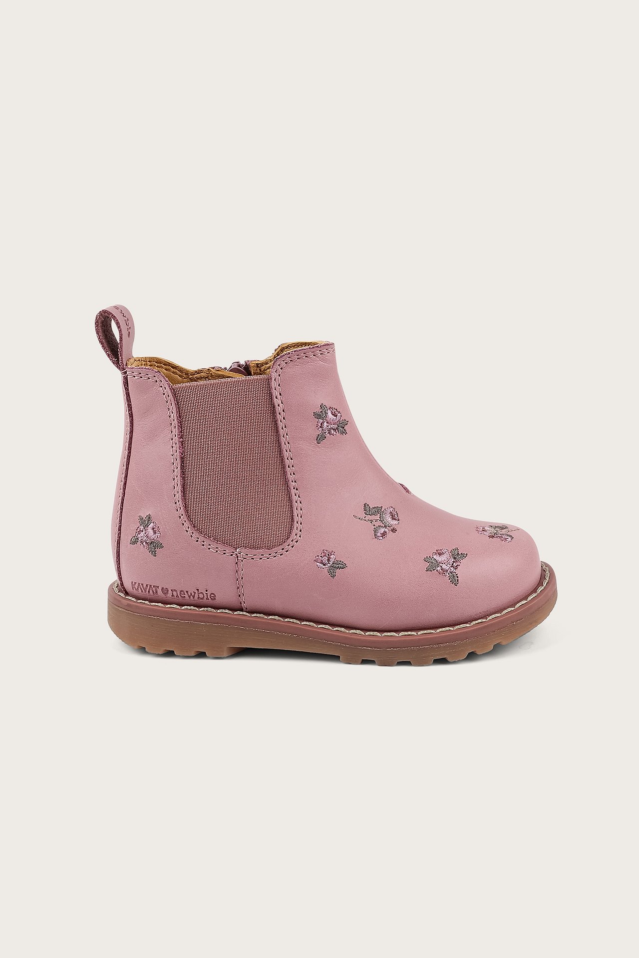 Seitenansicht eines rosa Kinderstiefels aus Leder mit Blumenstickerei und elastischem Einsatz.