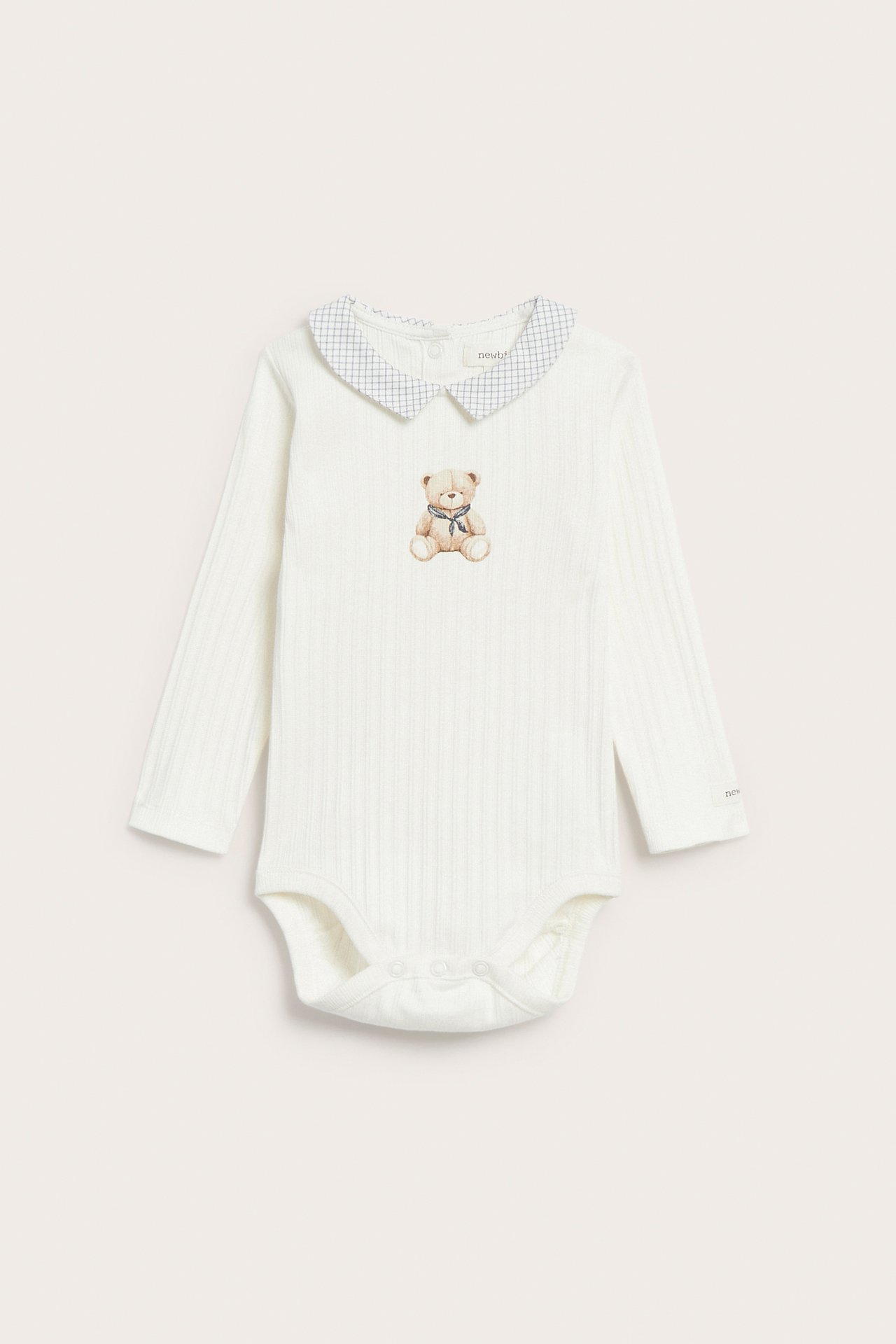 Vorderansicht eines weißen gerippten Babybodys mit kariertem Kragen und Teddybär-Stickerei.