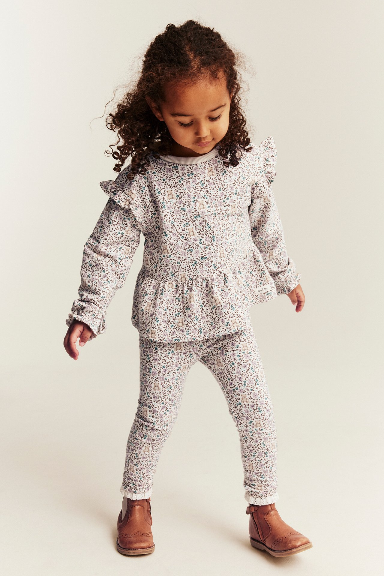Kinder-Peplumtop mit Blumen-Hasen-Print, passende Leggings und braune Stiefeletten.