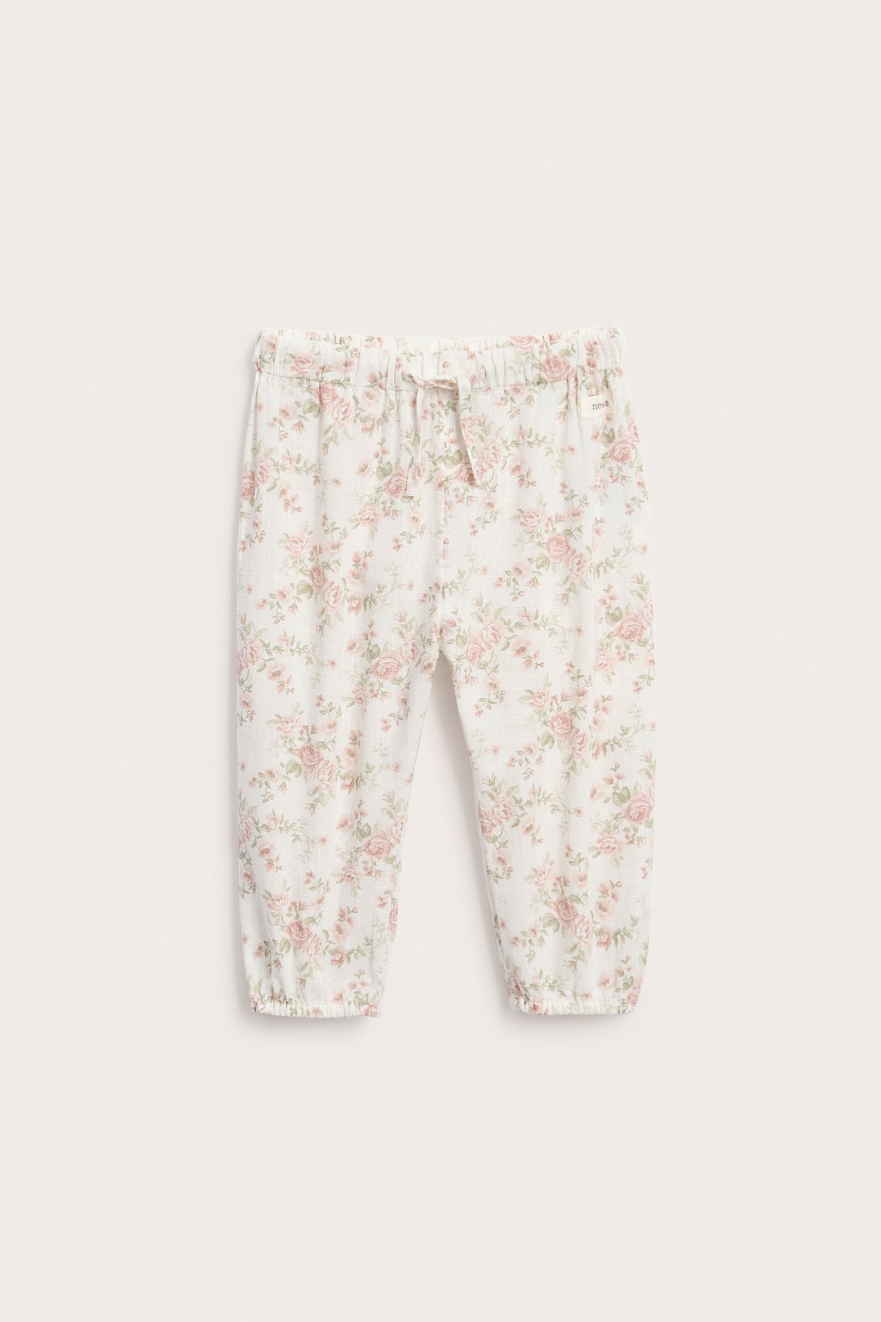 Vorderansicht von babyweißen floralen Hosen mit elastischem Bund und Bündchen.