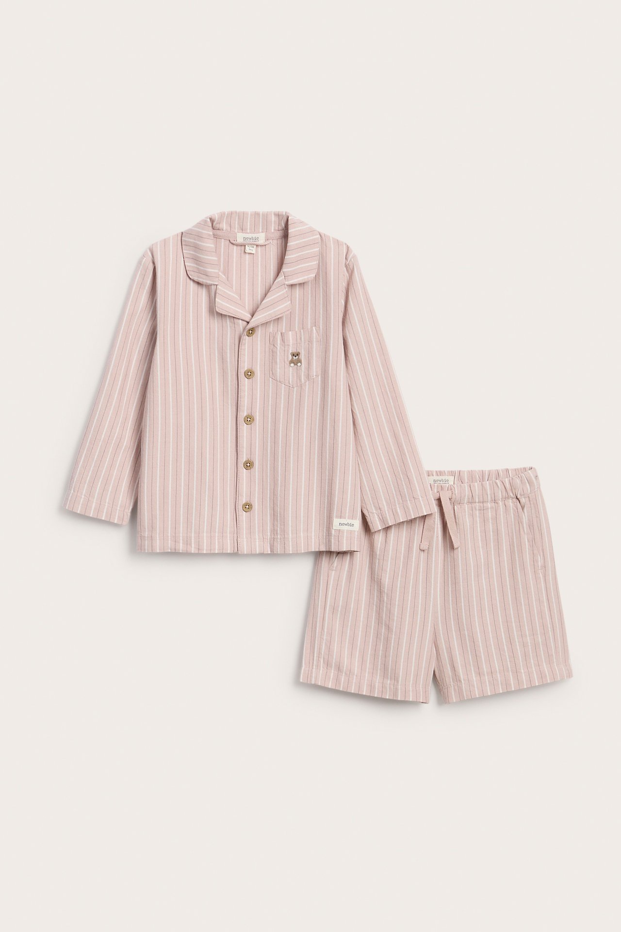 Vorderansicht: Gestreiftes pinkes Schlafhemd mit Bärentasche und passenden Shorts für Kinder.