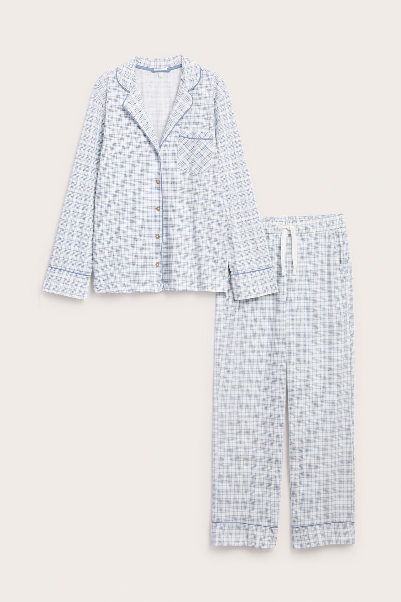 Vorderansicht eines hellblau-weiß karierten Pyjamas mit Langarmshirt und Kordelzughose.