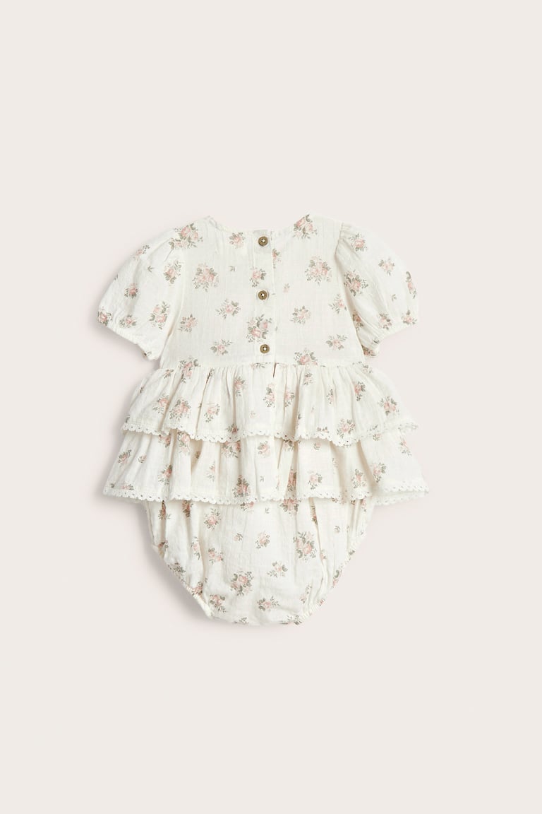 専用　MANY WAY LADY LIKE FRILL ROMPERS Floral jumpsuit with frill | Off-white | Baby | Newbie
